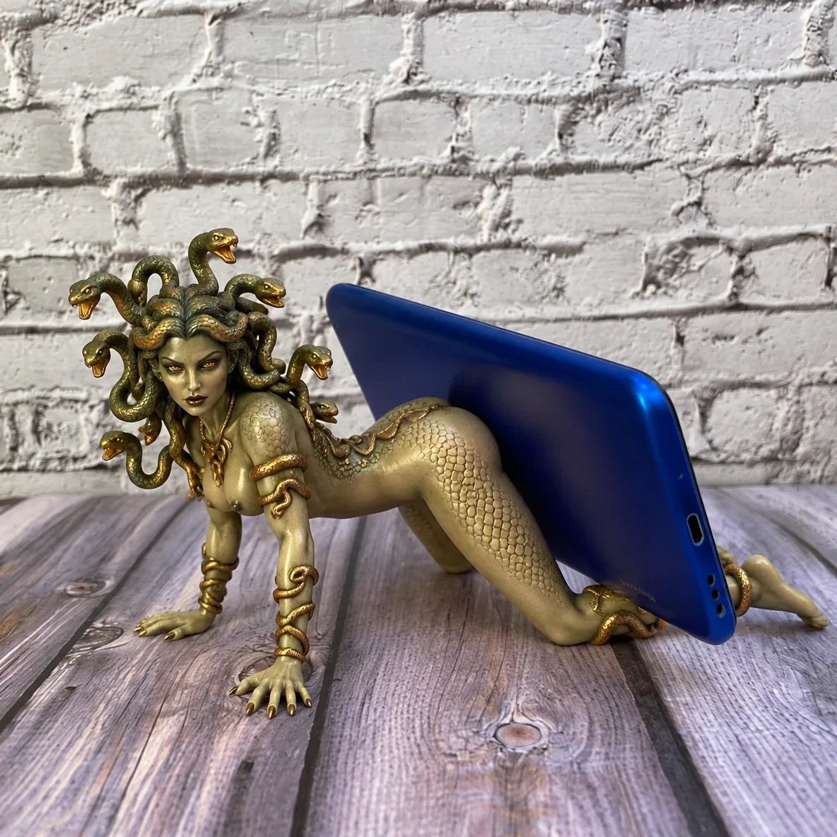 Medusa's Gaze Phone Holder – Greek Mythology Snake-Hair Sculpture & Gothic Desk Decor